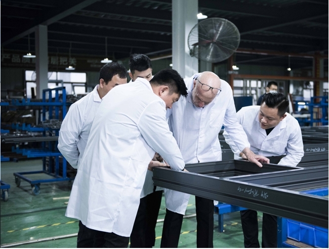 曾奎與研發(fā)團隊探討產(chǎn)品工藝 曾奎與研發(fā)團隊探討產(chǎn)品工藝