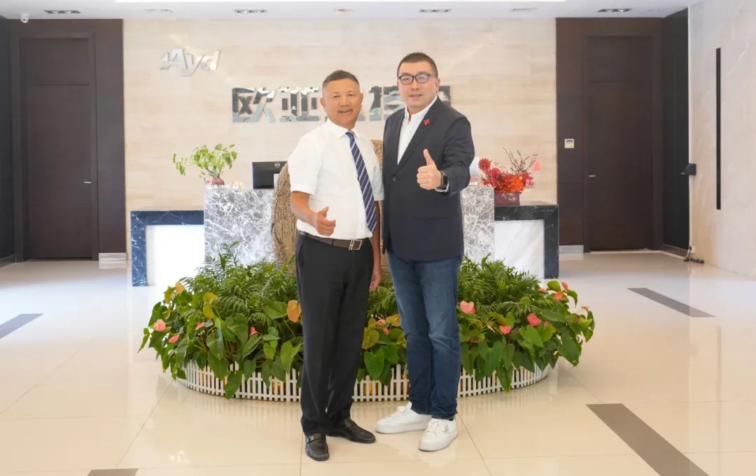 左:歐亞達(dá)集團(tuán)董事長(zhǎng)徐良喜 右:億合門窗副董事長(zhǎng)吳永康 左:歐亞達(dá)集團(tuán)董事長(zhǎng)徐良喜 右:億合門窗副董事長(zhǎng)吳永康