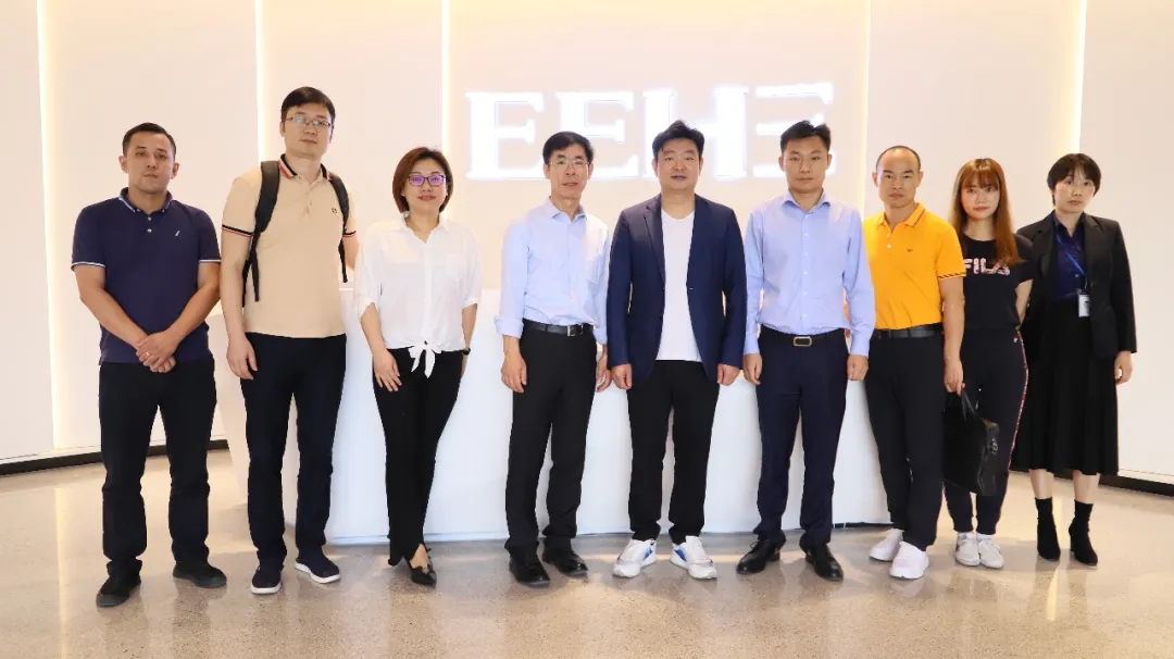 熱烈歡迎諾托（ROTO）集團(tuán)中國(guó)總經(jīng)理?xiàng)罱ㄝx一行蒞臨億合門窗參觀交流